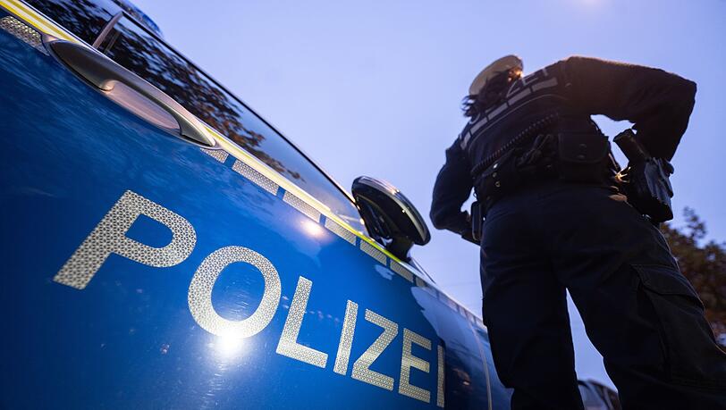 Der Autofahrer stieg aus und würgte den Fußgänger mit beiden Händen am Hals. (Symbolbild) Der Autofahrer stieg aus und würgte den Fußgänger mit beiden Händen am Hals. (Symbolbild)