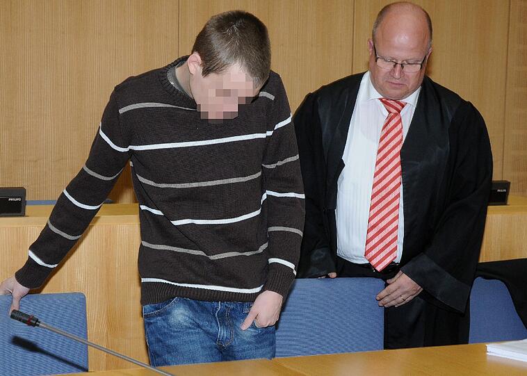 Der angeklagte 23-Jährige (vorn l) sitzt am Freitag (13.07.2012) vor dem Landgericht Weiden (Oberpfalz).