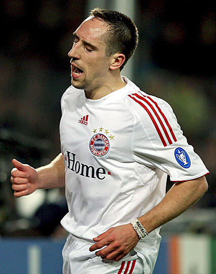 Es folgt eine schwierige Saison: Ribery ist genervt von der Kälte und möchte zu Real Madrid wechseln. Der FC Bayern lehnt in diesem Zusammenhang sogar ein 80-Millionen-Euro-Angebot aus Spanien ab.