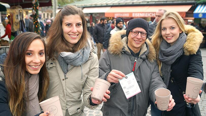 Marina, Doro, Maximilian und Jasmin (v.l.) halten sie in den Händen: die sogenannten Recup-Becher.