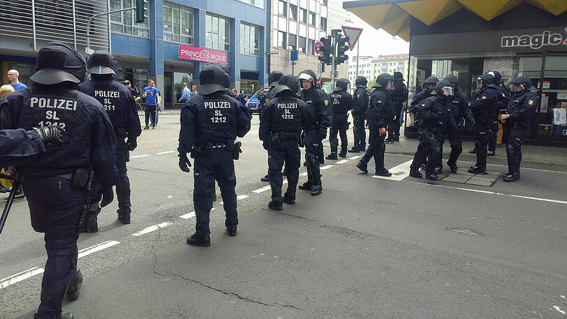 Ausnahmezustand in Saarbrücken: Vor dem Relegationshinspiel ist die Polizei im Großeinsatz.