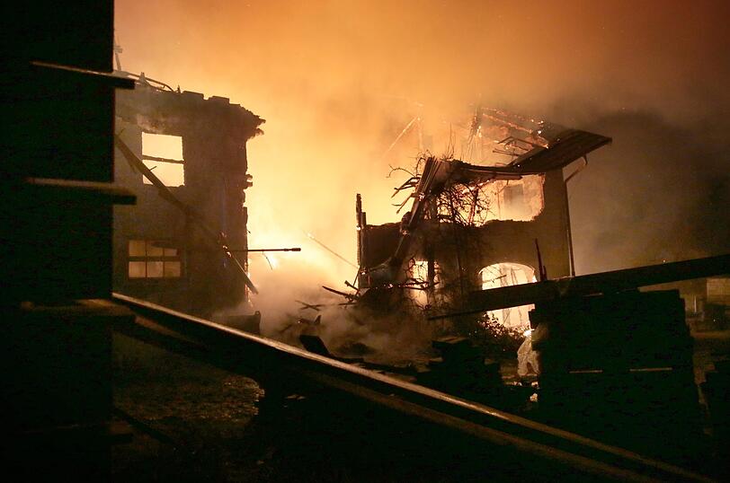 Am Freitagmorgen hat es einen Großbrand auf dem Gelände eines Bauernhofes gegeben. Das Feuer war ersten Erkenntnissen zufolge in einer Lagerhalle ausgebrochen, die Ursache war zunächst unklar.