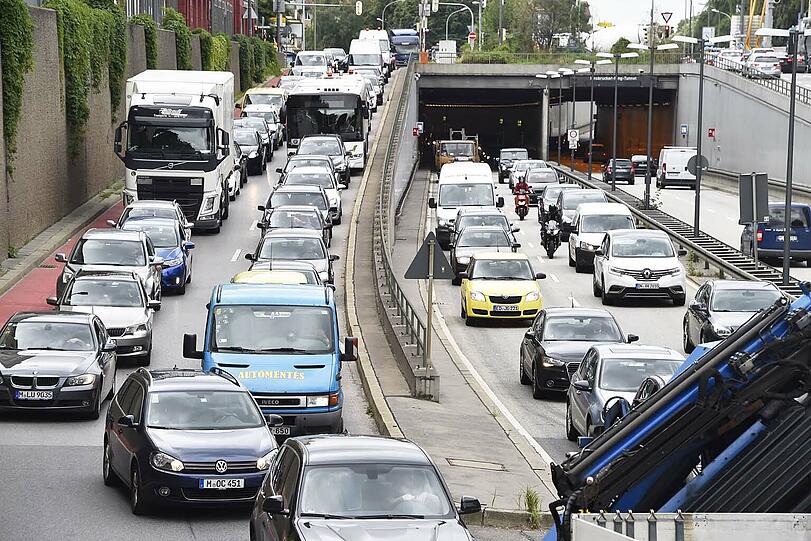 Seit Freitag ist die Einsteinstraße zwischen Mittlerem Ring und Vogelweideplatz gesperrt: Sofort brach das Verkehrschaos aus.