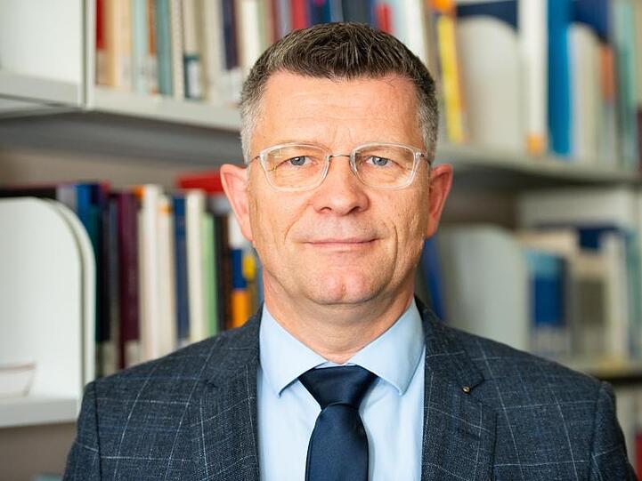 Peter Dabrock, der Chef des Deutschen Ethikrates, aufgenommen in den Räumlichkeiten des Ethikrates. Foto: Lisa Ducret/Archiv