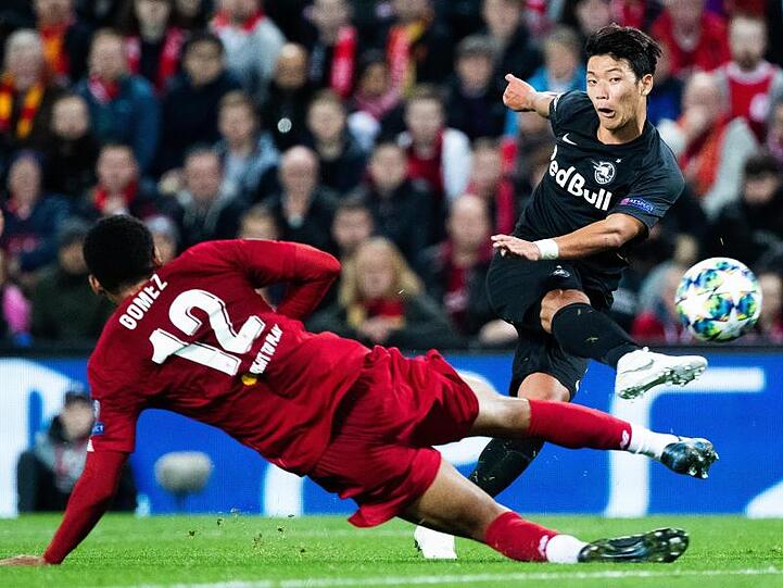 Hee Chan Hwang (r) vom RB Salzburg macht den Anschlusstreffer zum 1:3 gegen den FC Liverpool.