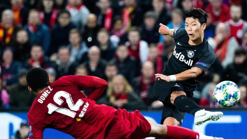 Hee Chan Hwang (r) vom RB Salzburg macht den Anschlusstreffer zum 1:3 gegen den FC Liverpool. Hee Chan Hwang (r) vom RB Salzburg macht den Anschlusstreffer zum 1:3 gegen den FC Liverpool.