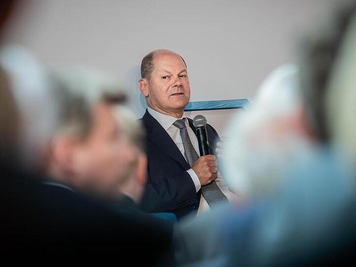Finanzminister Olaf Scholz spricht bei einer Diskussion zur Grundsteuer mit Haus- und Grundstückseigentümern.