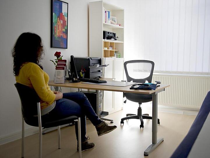 Sie hat einen Termin: Patientin in einer Praxis in Hannover.