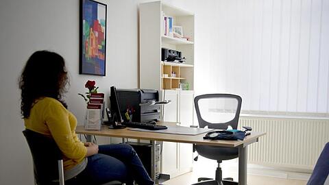 Sie hat einen Termin: Patientin in einer Praxis in Hannover.