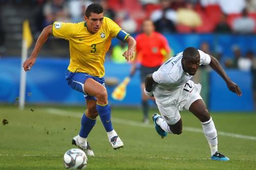 Statt Urlaub zu machen, muss Lucio (l.) für Brasilien beim Confed-Cup spielen, hier gegen Jozy Altidore aus den USA.