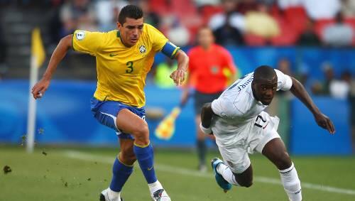 Statt Urlaub zu machen, muss Lucio (l.) für Brasilien beim Confed-Cup spielen, hier gegen Jozy Altidore aus den USA. Statt Urlaub zu machen, muss Lucio (l.) für Brasilien beim Confed-Cup spielen, hier gegen Jozy Altidore aus den USA.