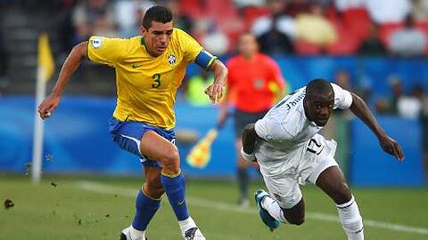 Statt Urlaub zu machen, muss Lucio (l.) für Brasilien beim Confed-Cup spielen, hier gegen Jozy Altidore aus den USA.