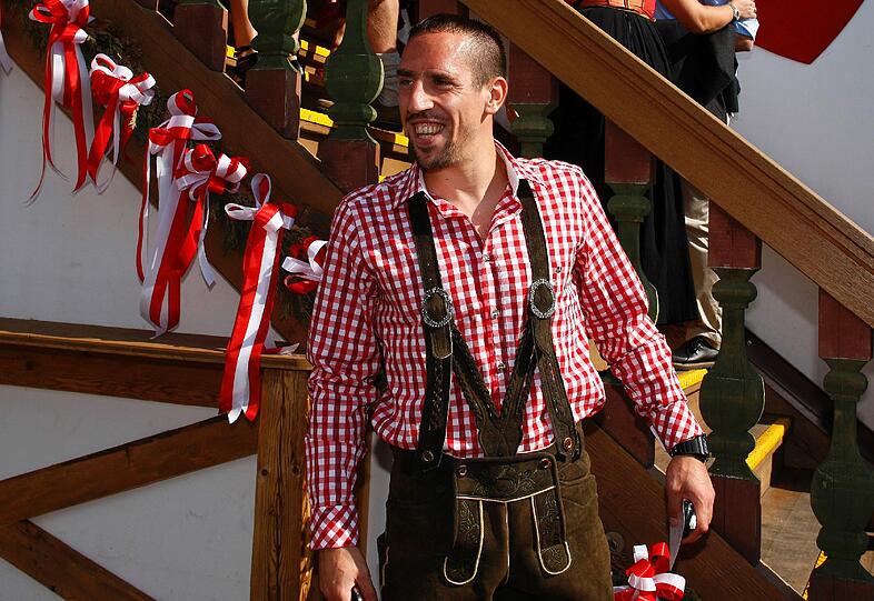 Mit perfekt geschnürter Lederhose und dem karierten Hemd geht Franck Ribéry fast als waschechter Bayer durch, non?