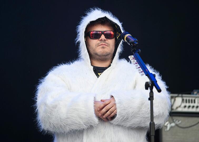 Auch ein Schwergewicht aus der Musikszene rockt mit seiner Band "Tenacious D" den Park.
