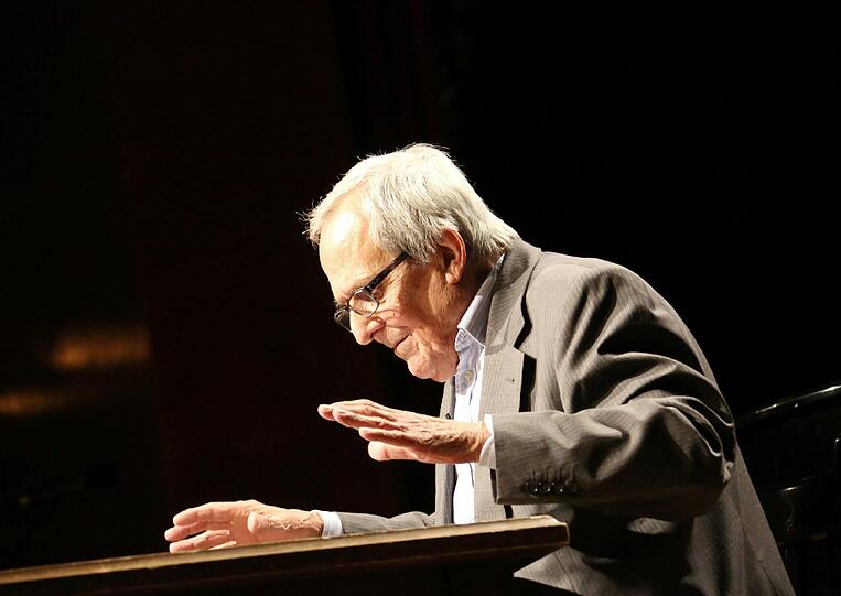 Kabarett-Legende: Dieter Hildebrandt auf der Lustspielhaus-Bühne.