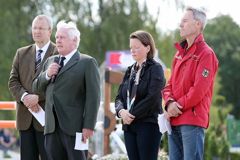 Hans Melzer (3.v.r), leitender Bundestrainer der Vielseitigkeitsreiter, steht neben Reitern bei einer Gedenkzeremonie in Luhmühlen (Niedersachsen) für den am Vortag verunglückten Reiter Benjamin Winter.