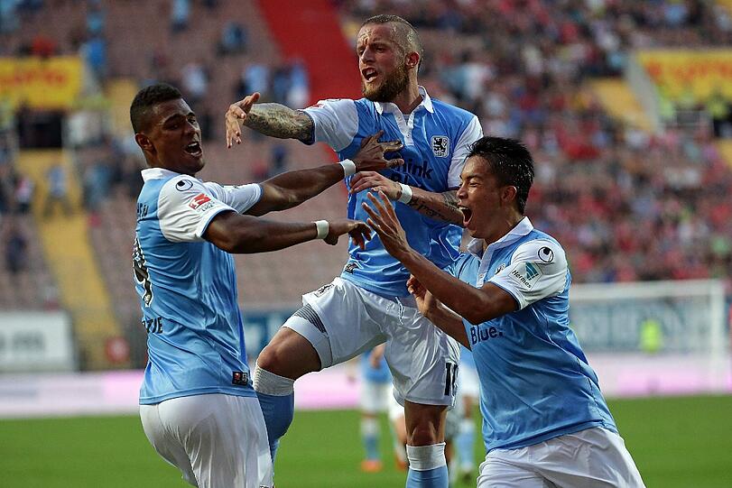 Die Löwen feiern das 2:0