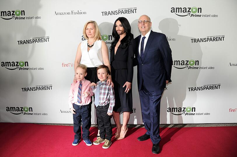 Alle vereint: Der US-amerikanische Schauspieler Jeffrey Tambor (hinten, r), seine Frau Kasha (hinten, l), deren Kinder Eli Nicholas (vorne, r) und Hugo Bernard (voren, l) und die die Sängerin Conchita Wurst
