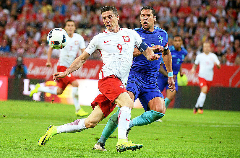 Bayern-Torjäger Robert Lewandowski beim 1:2 der Polen gegen die Niederlande - hier im Duell mit Jeffrey Bruma (rechts).