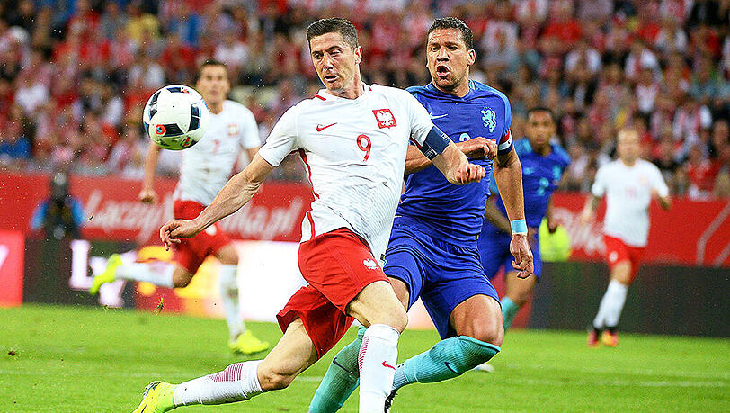 Bayern-Torjäger Robert Lewandowski beim 1:2 der Polen gegen die Niederlande - hier im Duell mit Jeffrey Bruma (rechts). Bayern-Torjäger Robert Lewandowski beim 1:2 der Polen gegen die Niederlande - hier im Duell mit Jeffrey Bruma (rechts).