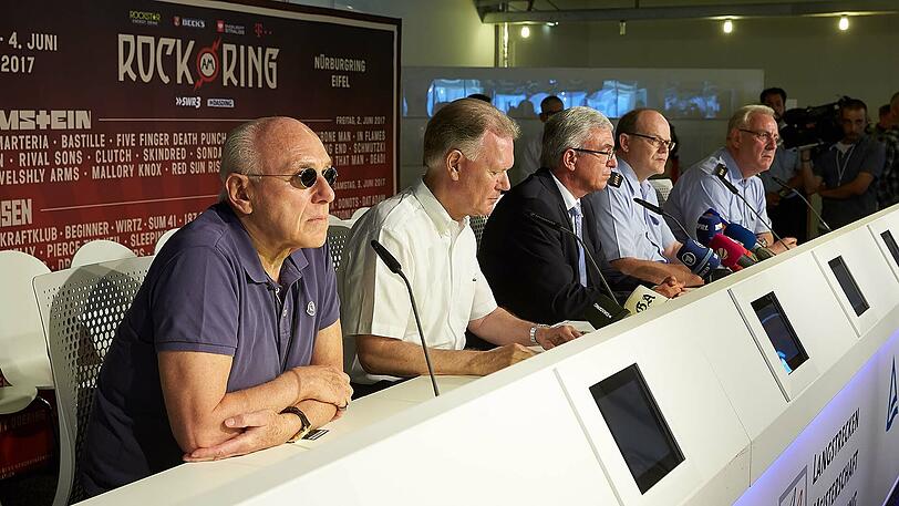 Konzertveranstalter Marek Lieberberg, der Koblenzer Polizeipräsident Wolfgang Fromm, der rheinland-pfälzische Innenminister Roger Lewentz (SPD), der leitende Polizeidirektor Christoph Semmelrogge und Wolfgang Bertram (v.l.) bei der Pressekonferenz nach der Terrorwarnung.