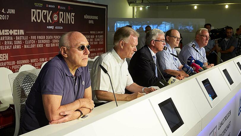 Konzertveranstalter Marek Lieberberg, der Koblenzer Polizeipräsident Wolfgang Fromm, der rheinland-pfälzische Innenminister Roger Lewentz (SPD), der leitende Polizeidirektor Christoph Semmelrogge und Wolfgang Bertram (v.l.) bei der Pressekonferenz nach der Terrorwarnung. Konzertveranstalter Marek Lieberberg, der Koblenzer Polizeipräsident Wolfgang Fromm, der rheinland-pfälzische Innenminister Roger Lewentz (SPD), der leitende Polizeidirektor Christoph Semmelrogge und Wolfgang Bertram (v.l.) bei der Pressekonferenz nach der Terrorwarnung.