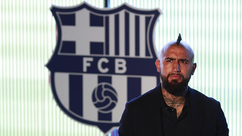Arturo Vidal wird als Neuzugang beim FC Barcelona offiziell im Camp Nou vorgestellt. Arturo Vidal wird als Neuzugang beim FC Barcelona offiziell im Camp Nou vorgestellt.