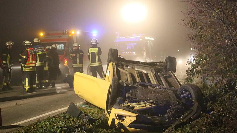 Ein 33-Jähriger ist mit seinem Opel bei Dorfen von der Fahrbahn abgekommen und hat sich überschlagen.