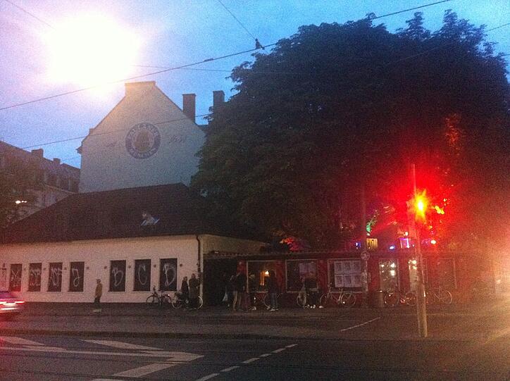 Die Rubybar mit dem roten Pferd zieht weiter.