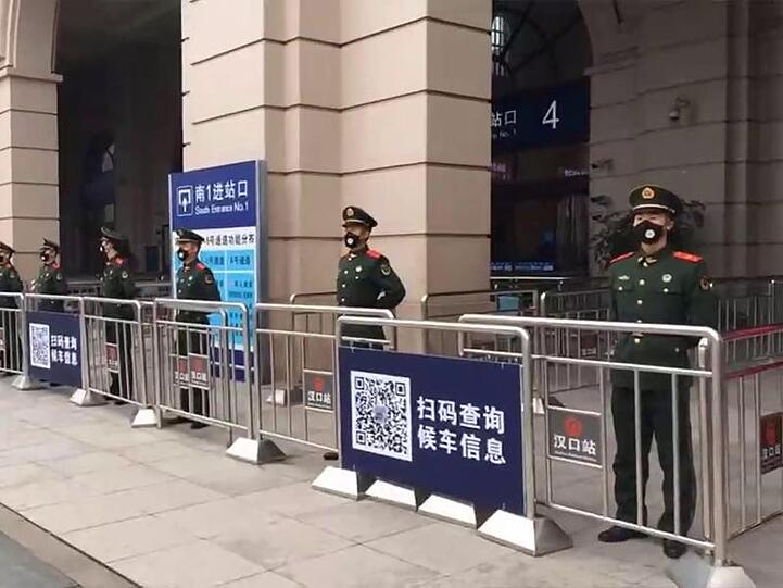 Paramilitärische Polizei hat einen Bahnhof in der Metropole Wuhan abgeriegelt.