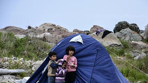 Flüchtlings-Kinder stehen vor einem Zelt im Dorf Petra auf der nordöstlichen Ägäisinsel Lesbos.