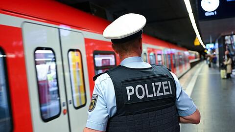 In Zügen der Deutschen Bahn ist die Mitnahme von Waffen schon verboten - und kann zum Rauswurf führen. (Symbolbild)