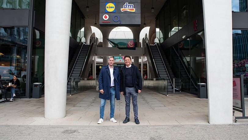 Richard van de Beek (l). von der Rosa-Alscher-Group und Quartiersmanager Frank Pöstges-Pragal (PPD Consulting), die für das ZAM in Freiham verantwortlich sind.
