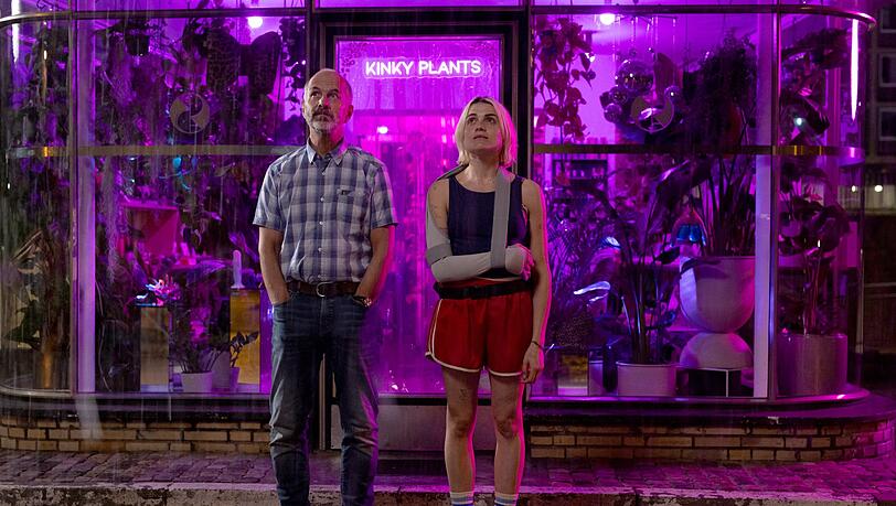 F&uuml;r Valeska (Mala Emde) ist ihre Unabh&auml;ngigkeit alles. Doch eine ungeplante Schwangerschaft und ihr Vater Bert (Christoph Maria Herbst), der pl&ouml;tzlich auftaucht, bringen das in "Sommer auf Asphalt" ordenltich durcheinander.