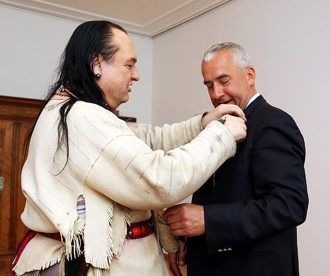 Kult für den Kultusminister: Liedermacher-Legende Willy Michl besucht mit seiner Frau Cora Kultusminister Ludwig Spaenle in seinem Büro - und spielt dem Fan ein Ständchen.