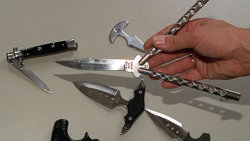 Mit einem ganzen Waffenarsenal wurde ein Russe am Flughafen München erwischt (Symbolbild). Mit einem ganzen Waffenarsenal wurde ein Russe am Flughafen München erwischt (Symbolbild).