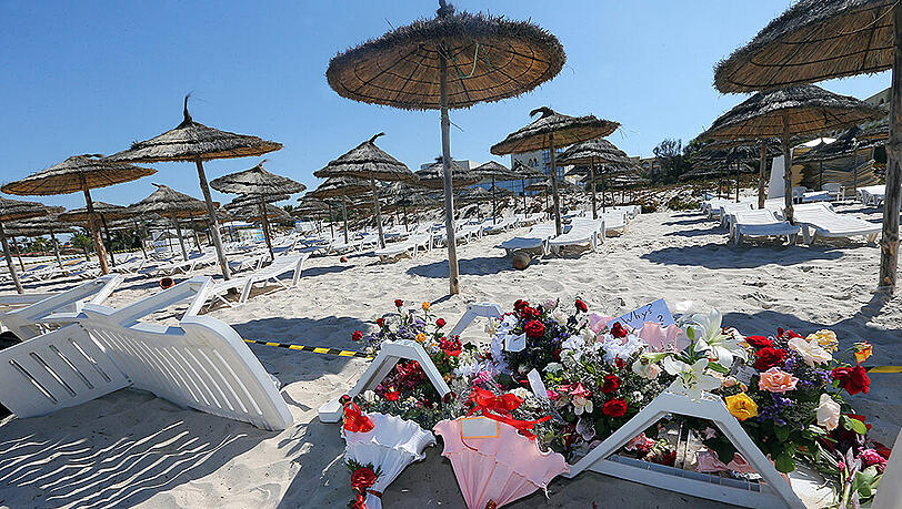 In Sousse hatte ein tunesischer Student 38 Menschen erschossen. Nach Einschätzung des Verfassungsschutzes wächst die Terrorgefahr auch in Europa. In Sousse hatte ein tunesischer Student 38 Menschen erschossen. Nach Einschätzung des Verfassungsschutzes wächst die Terrorgefahr auch in Europa.