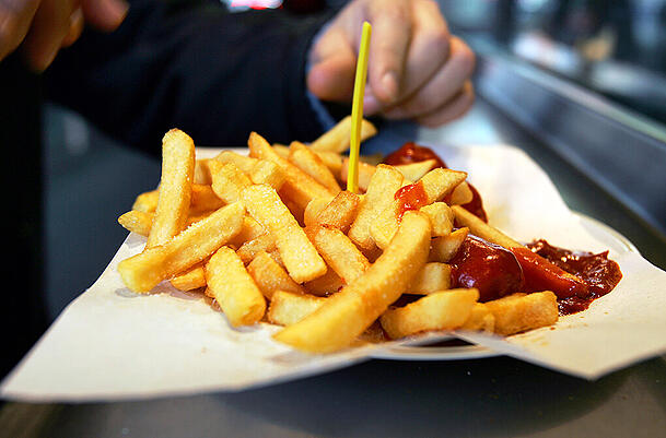 Eigentlich wollten sie nur ihre Pommes würzen, doch dann schlug man ihnen die Köpfe ein. Eigentlich wollten sie nur ihre Pommes würzen, doch dann schlug man ihnen die Köpfe ein.