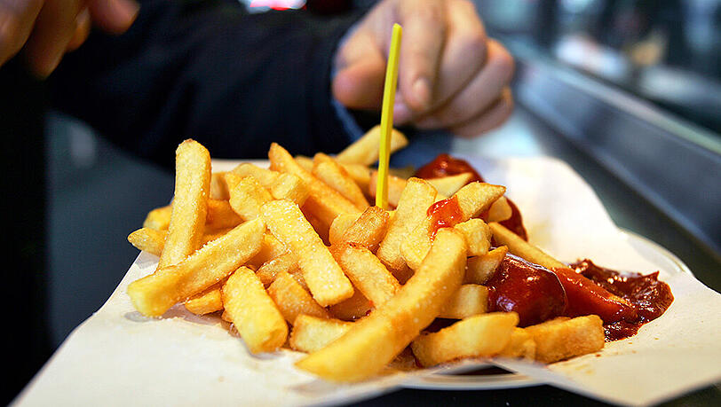 Eigentlich wollten sie nur ihre Pommes würzen, doch dann schlug man ihnen die Köpfe ein. Eigentlich wollten sie nur ihre Pommes würzen, doch dann schlug man ihnen die Köpfe ein.