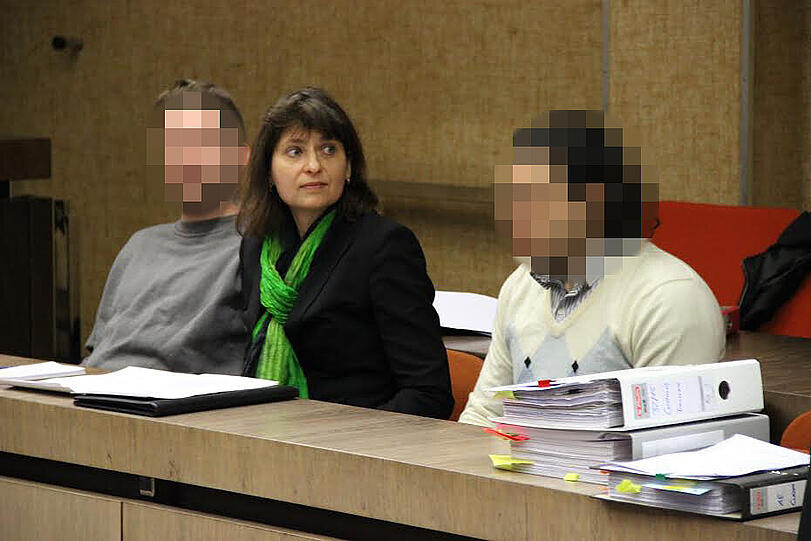 Autoschieber: Die beiden Angeklagten mit ihrer Dolmetscherin.