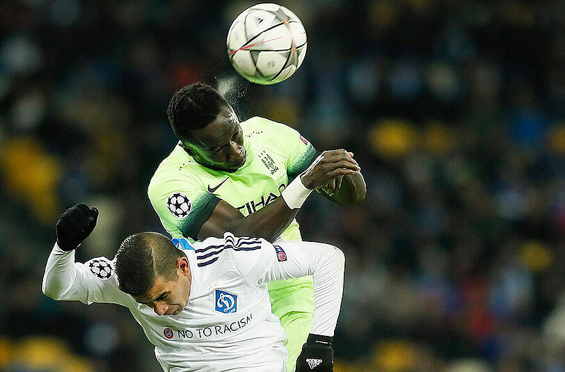 Manchesters Bacary Sagna (oben) im Duell mit Derlis Gonzalez von Dynamo Kiew.