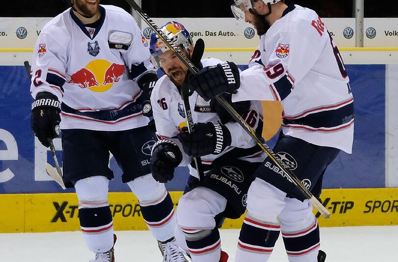 EHC-Stürmer Seidenberg (M.) feiert seinen Treffer zum 3:2 mit Dehner (l.) und Kettemer.