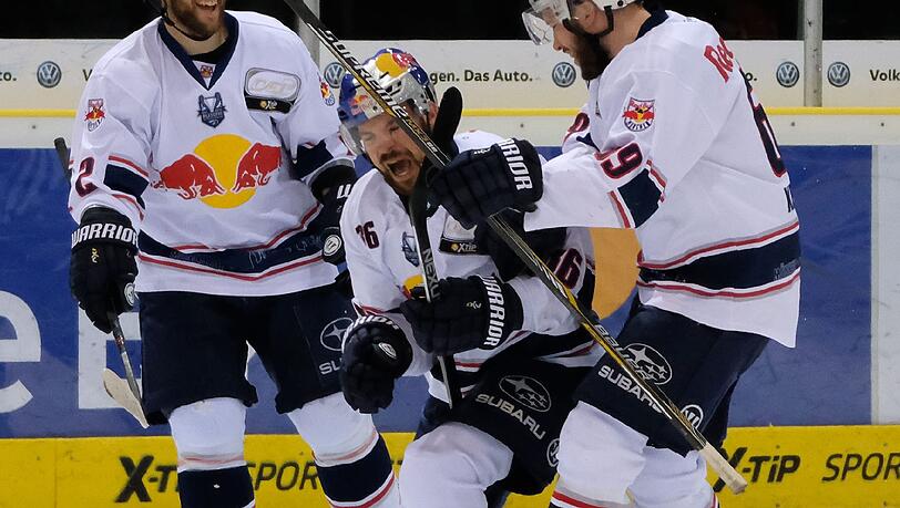 EHC-Stürmer Seidenberg (M.) feiert seinen Treffer zum 3:2 mit Dehner (l.) und Kettemer. EHC-Stürmer Seidenberg (M.) feiert seinen Treffer zum 3:2 mit Dehner (l.) und Kettemer.