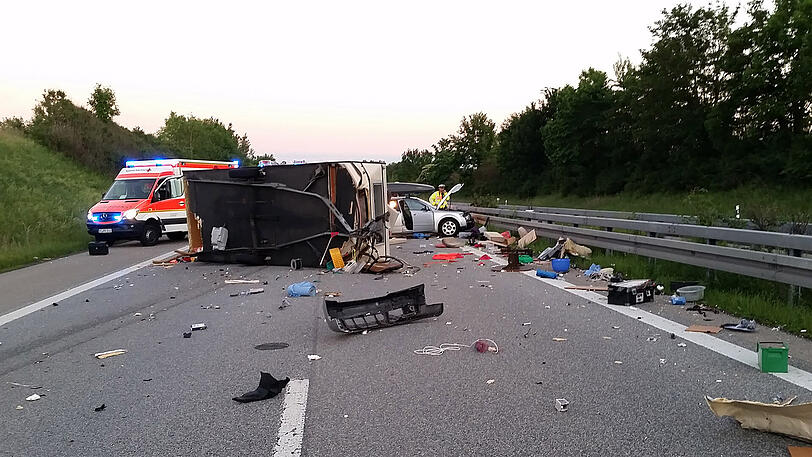 Der Wohnwagen ist komplett zerstört, das Zugfahrzeug landete in der Leitplanke. Ingesamt kamen drei Verletzte ins Krankenhaus. Die Bilder von der A7.