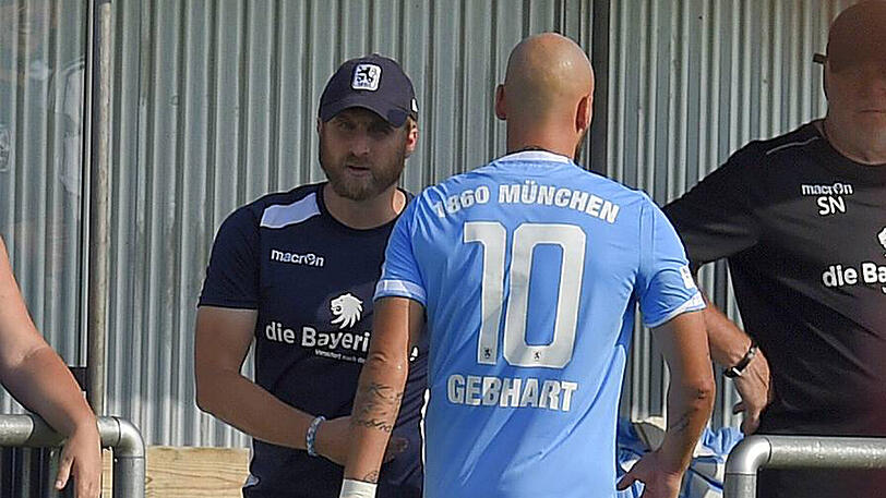 Ganz ohne Ärger läuft aber auch sein erstes Halbjahr hier nicht ab. Nach Lustlos-Auftritt und Stunk beim Dorfklub SV Seligenporten kritisiert Bierofka (l.) den Anführer: "Egal, welcher Spieler das ist: Wenn ich merke, dass er seine Leistung nicht abrufen kann, reagiere ich. Meine Entscheidung hat jeder zu akzeptieren. Er hat keine Ausnahmestellung."
