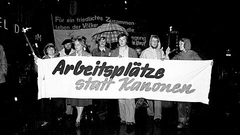 1. September 1978: Die DGB-Jugend hat zu einer Friedensdemonstration aufgerufen. Vorneweg tragen Protestteilnehmer ein Banner mit der Aufschrift "Arbeitsplätze statt Kanonen". Besonderer Aufreger: Unter den Demonstranten sind auch Bundeswehrsoldaten in Uniform.