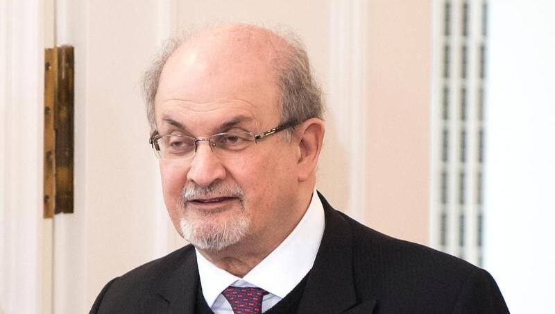 Salman Rushdie bei einer Diskussionsveranstaltung 2017 in Berlin. Salman Rushdie bei einer Diskussionsveranstaltung 2017 in Berlin.