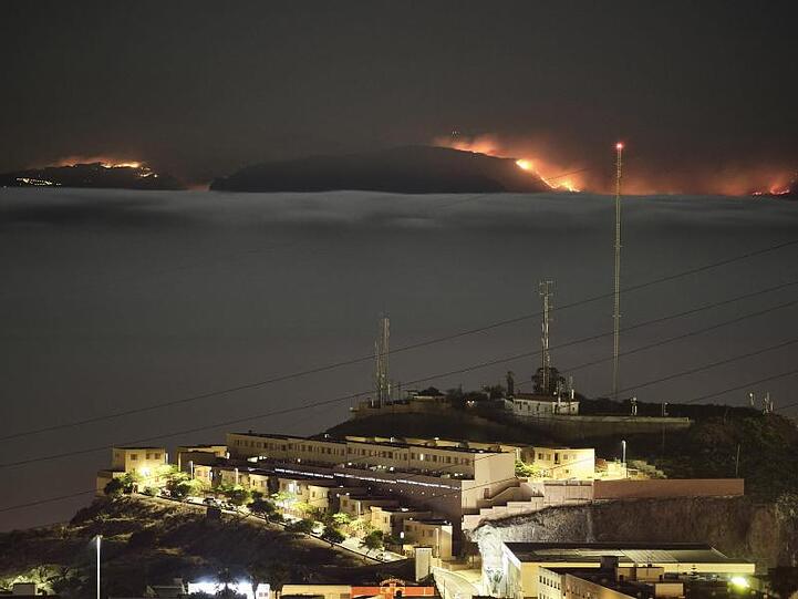 Auch von Teneriffa aus ist der verheerende Waldbrand auf Gran Canaria gut zu erkennen.