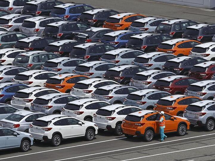 Autos stehen vor ihrer Verschiffung am Hafen von Kawasaki.