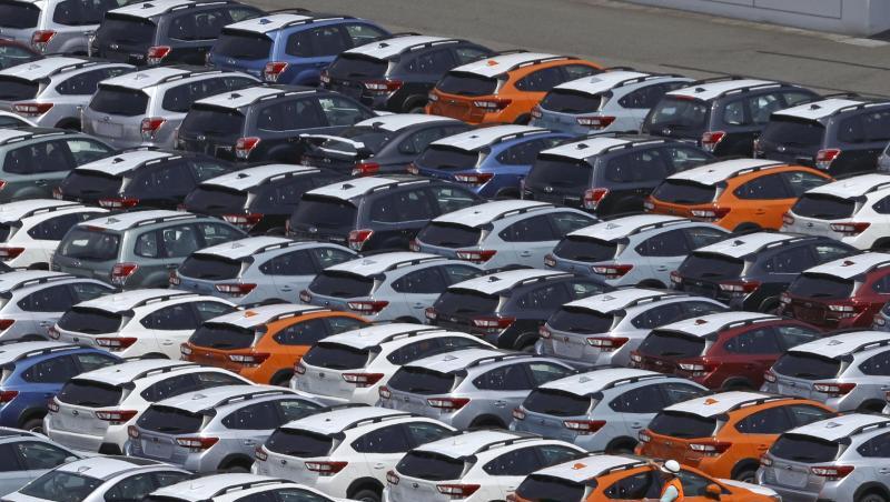 Autos stehen vor ihrer Verschiffung am Hafen von Kawasaki. Autos stehen vor ihrer Verschiffung am Hafen von Kawasaki.